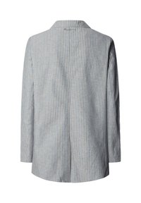 Lyseblå blazer med lange ærmer, tynde hvide lodrette striber, en central søm bagpå og et lille broderet mærkelogo nær kraven.