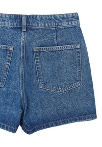 Shorts in denim di blu medio con una superficie liscia, dotati di due tasche posteriori e cuciture chiare lungo le cuciture.
