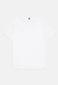 T-shirt en coton blanc à manches courtes, col en V et manches à revers. Présente un petit détail rouge, blanc et bleu au niveau du col au dos.