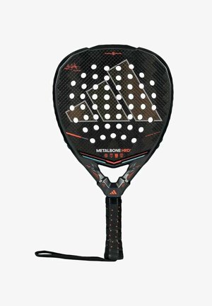 Racchetta da padel con corpo in fibra di carbonio nero, grandi fori, dettagli rossi e blu, e manico con impugnatura testurizzata e cinturino da polso.