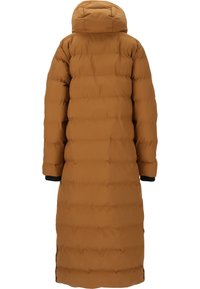 Brun puffjacka med huva, med vadderad design, lång längd och svarta accenter på ärmsluten. Slät textur, dragkedjestängning, inga synliga detaljer i metall.
