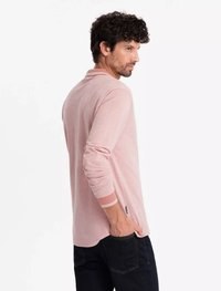 Pitkähihainen polo paita vaaleanpunaisena, jossa on kaulus, kontrastivärit hihansuissa ja hieman kaareva helma. Yhdistetty tummaan farkkuihin.