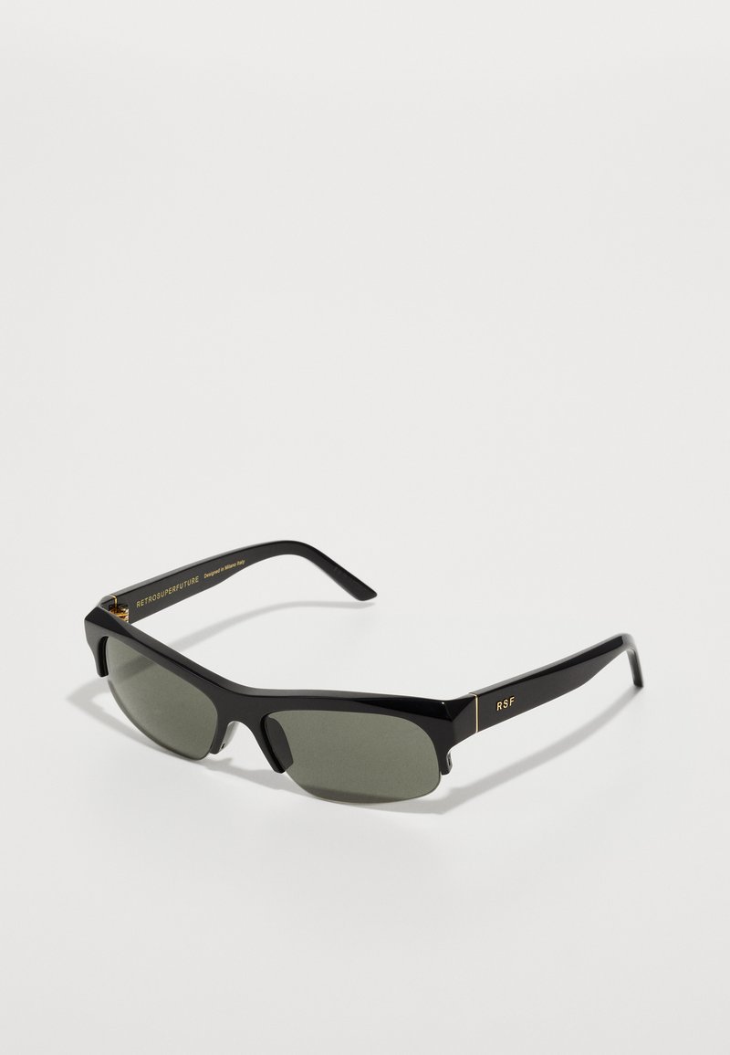 Lunettes de soleil noires rectangulaires avec des verres verts. Monture en plastique lisse et brillante avec des accents dorés. Les branches présentent un détail de logo et un design minimaliste.