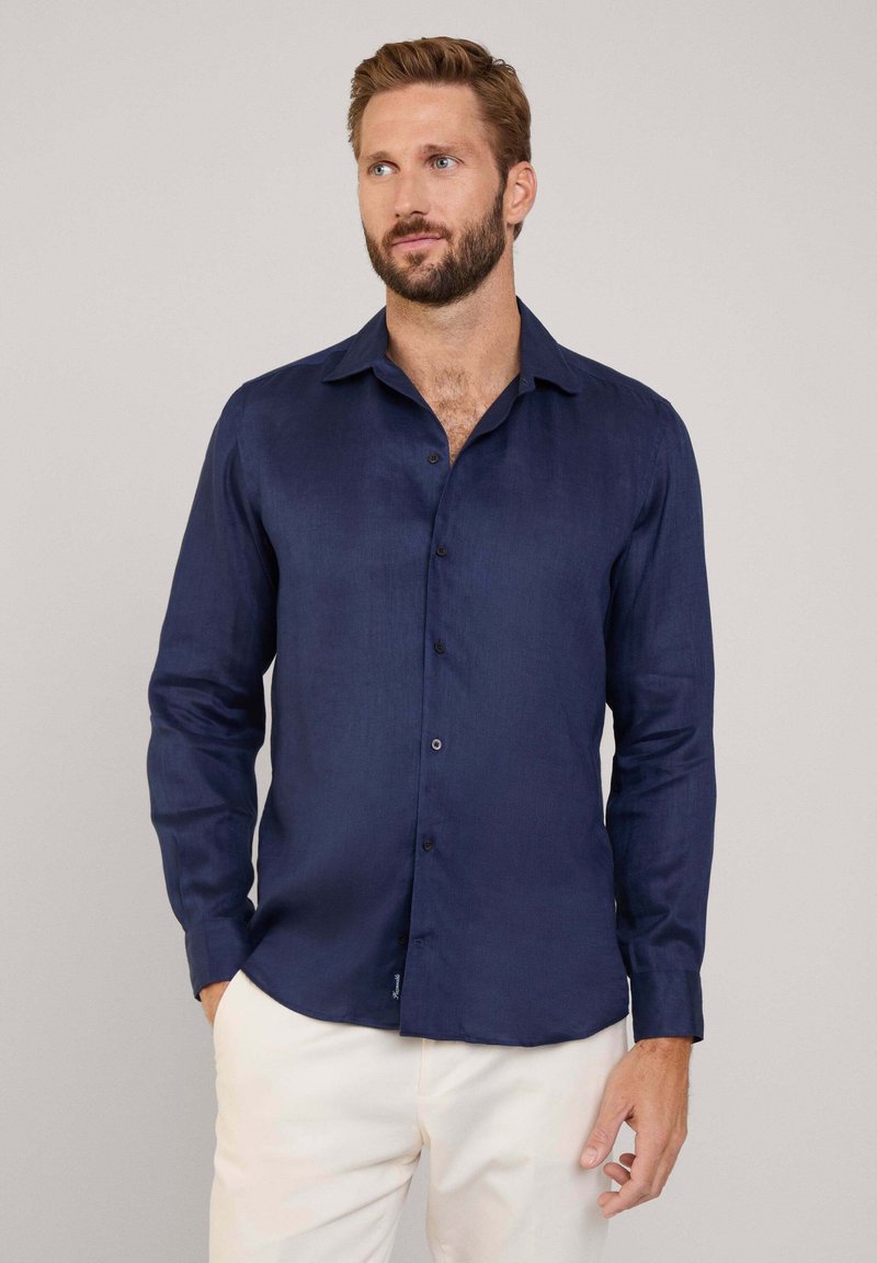 Camisa de manga larga azul marino en tejido ligero. Presenta un cuello clásico, cierre de botones y un ajuste ceñido. Textura suave y diseño ajustado.