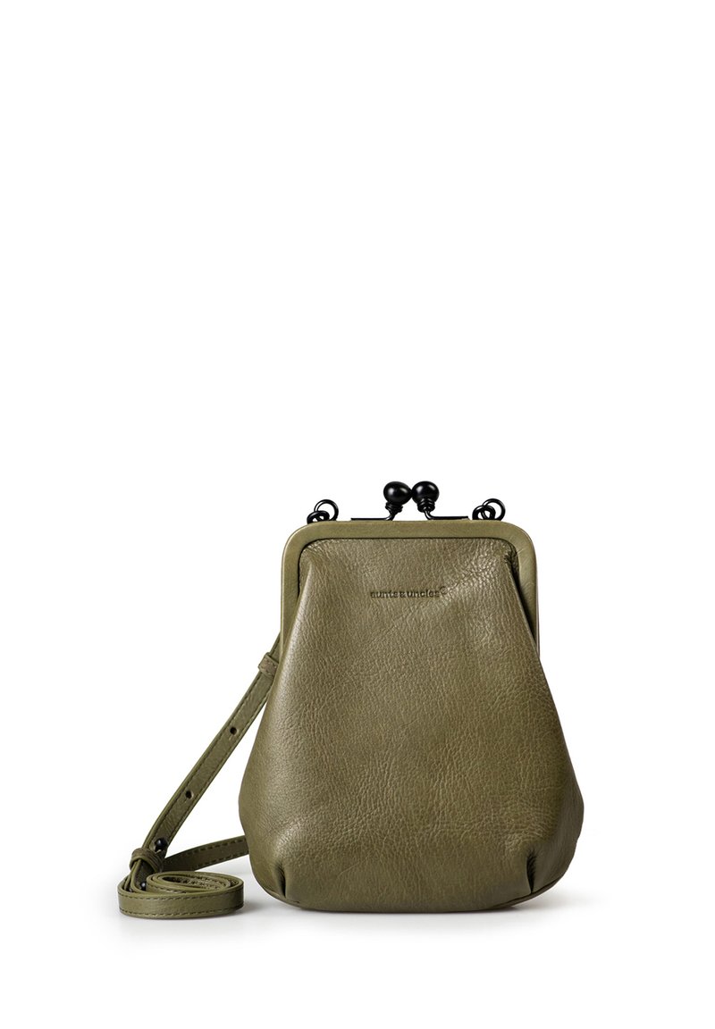 Olivgrüne Lederhandtasche mit strukturierten Oberflächen, einem oberen Verschluss und einem abnehmbaren Tragegurt. Kompaktes und rundes Design.