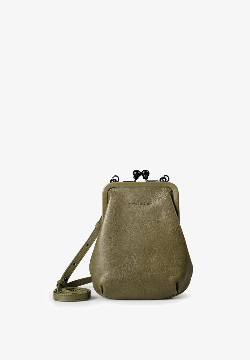 Borsa a mano in pelle verde oliva con superficie testurizzata, chiusura a scatto superiore e tracolla staccabile per il trasporto. Design compatto e arrotondato.