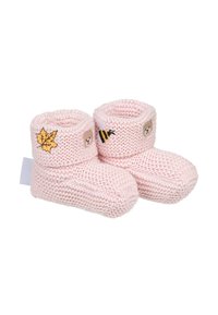 Różowe wełniane buciki dla niemowląt z mankietami, ozdobione haftowanymi detalami w postaci misia, pszczoły i liścia klonu. Miękka tekstura.