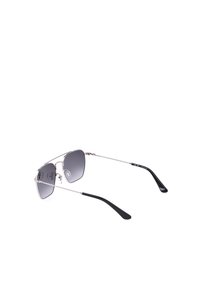 Lunettes de soleil à monture métallique argentée avec des verres rectangulaires teintés foncés et des branches noires courbées sur fond blanc.