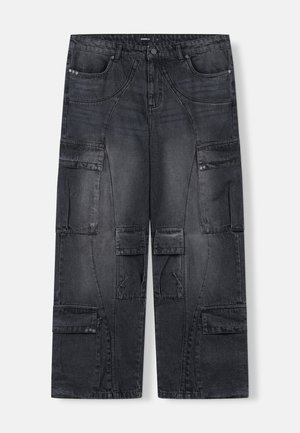 Pantaloni cargo in denim nero con multiple tasche frontali e laterali, chiusura con bottone e cerniera.