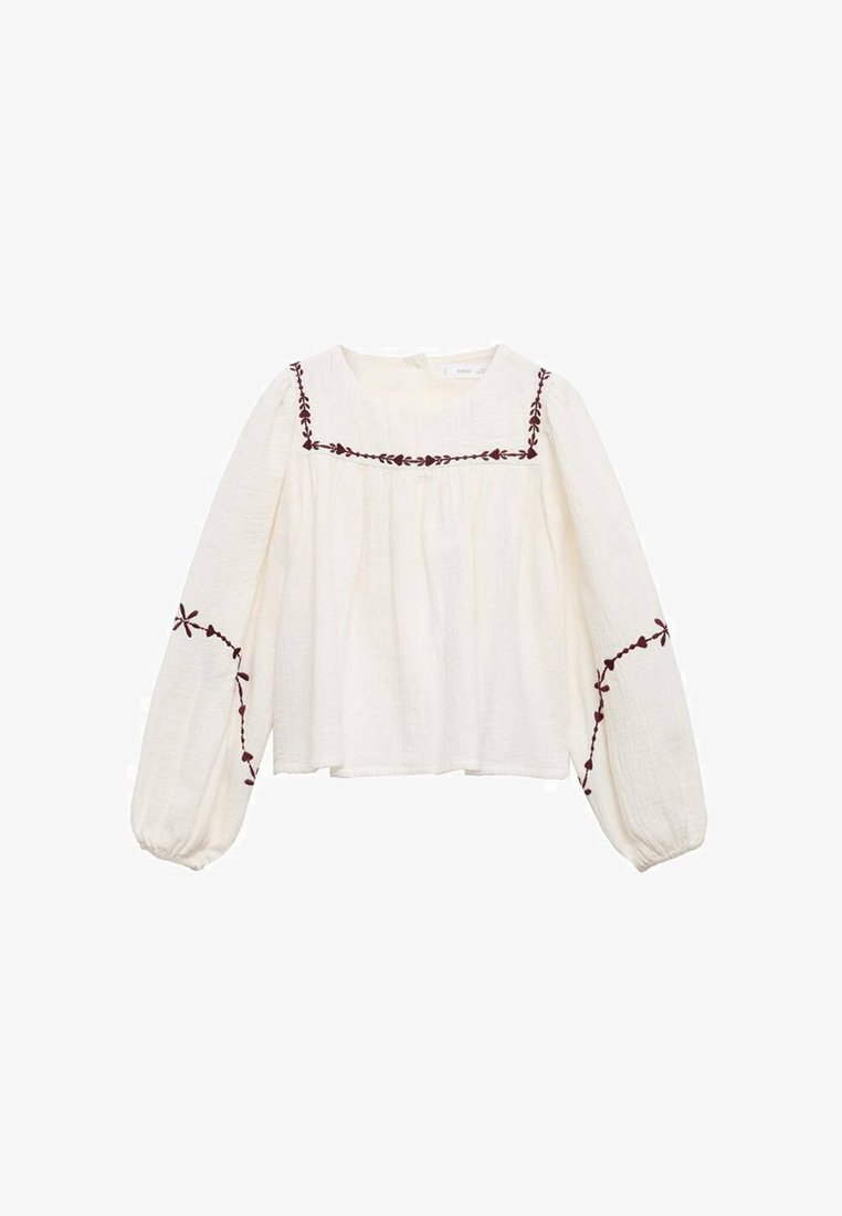 Blusa bianca con maniche lunghe e gonfiate; presenta ricami floreali in bordeaux lungo il collo e le maniche; tessuto leggero e testurizzato.