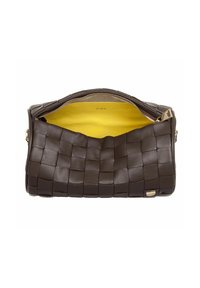 Borsa a tracolla in pelle marrone con texture intrecciata, zip dorata e fodera interna gialla; presenta un logo all'interno. Forma rettangolare compatta.