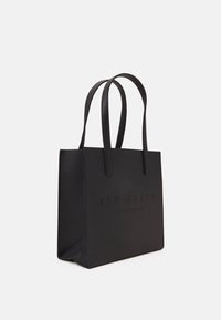 Czarna torba na ramię z teksturowego materiału. Posiada wytłoczone logo "Ted Baker London" oraz dwa wydłużone uchwyty do noszenia.