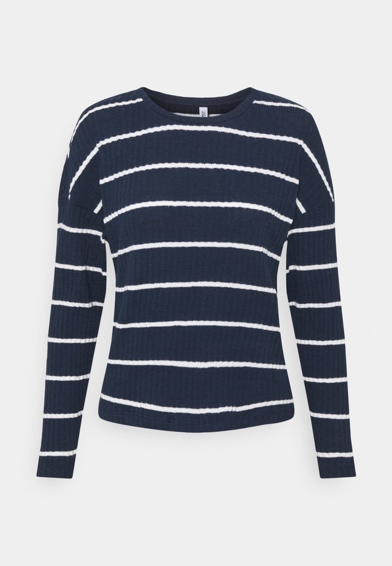 Pull en maille côtelée bleu marine à manches longues avec des rayures blanches horizontales sur le corps et les bras.