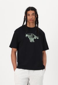 New Balance HOOPS TRADITION GRAPHIC UNISEX - Apdrukāts T-krekls - black