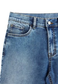 Blå denimjeans med lys vask, diskret slidmærkning, brune syninger, frontlomme og metalknapdetalje ved taljen.