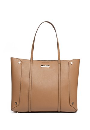 Sac fourre-tout en cuir tan avec un design structuré, deux longues anses, des coutures discrètes, des accents métalliques et des détails de coutures verticales sur les côtés.