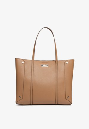 Sac fourre-tout en cuir tan avec un design structuré, deux longues anses, des coutures discrètes, des accents métalliques et des détails de coutures verticales sur les côtés.
