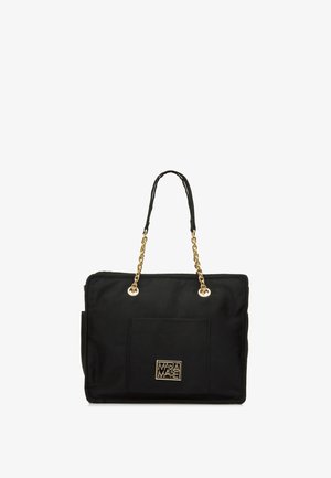 Zwarte tote bag met gouden accenten, kettingband en voorvak. Gemaakt van gladde stof met een logoplaatje. Rechthoekige vorm.