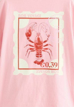 Ružičasta majica s grafikom jastoga u crvenoj boji, uokvirena dizajnom bijele poštanske marke s natpisima "BON VOYAGE" i "€0,39".