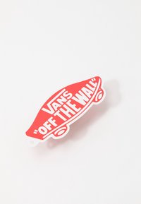 Červené logo Vans ve tvaru skateboardu s textem "OFF THE WALL" výrazně zobrazeným na bílém pozadí.