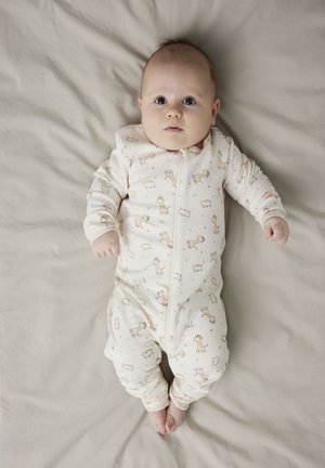Cremfarbener Baby-Overall mit Giraffen- und Wolkenmustern, Reißverschluss auf der Vorderseite und eng anliegenden Ärmeln. Weicher, glatter Stoff.