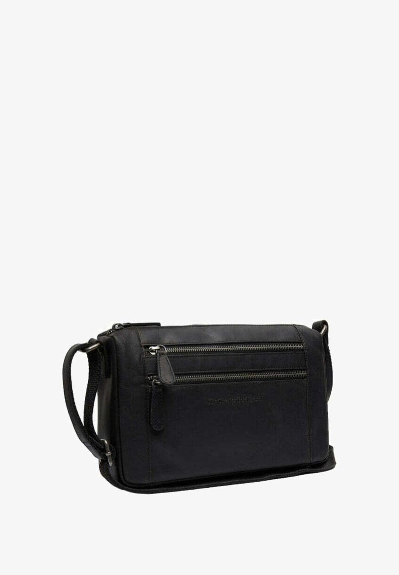 Musta olkalaukku, jossa on sileä pinta, kaksi vetoketjullista etutaskua ja säädettävä remmi. Valmistettu kestävästä kankaasta.