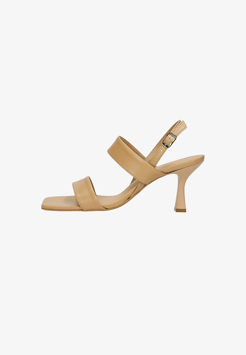 Sandale beige à talon haut pour femme avec deux larges brides à l'avant et une bride arrière réglable avec boucle.