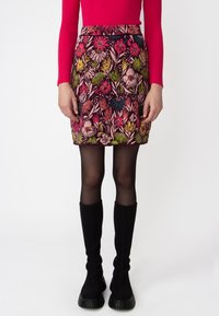 Rok met bloemmotief in levendige kleuren op een donkere achtergrond, gemaakt van een textuurstof, met een aangesloten taille en rechte snit.