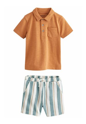 Korte mouwen, roestkleurig poloshirt met drie knopen en een borstzak, gecombineerd met gestreepte lichtblauwe en witte shorts.