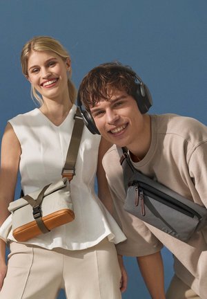Aunts & Uncles, AUNTS & UNCLES UMHÄNGETASCHE YAO UNISEX - Cross body bag - dust
