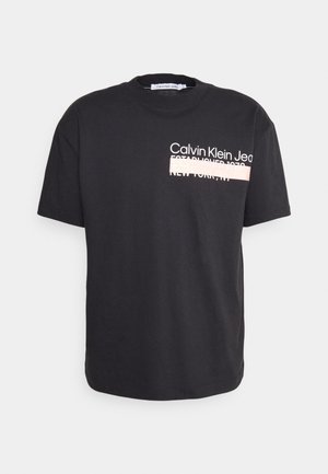 Czarna bawełniana koszulka z okrągłym dekoltem, krótkimi rękawami oraz graficznym nadrukiem z napisem "Calvin Klein Jeans Established 1978" w białym i jasnoróżowym kolorze.