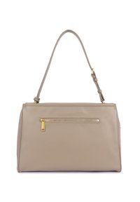 Sac à main en cuir beige avec un design structuré, une longue bandoulière, une poche zippée à l'avant et des accents en métal doré.