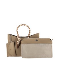 Beige læderhåndtaskesæt med flettet håndtag, inklusive en aftagelig textured pouch og en kortholder med tryklås.