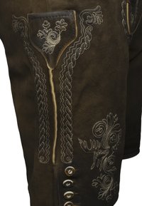 Pantalones de cuero marrón oscuro con bordado decorativo en blanco, botones en el costado y patrones intrincados de flores y animales.