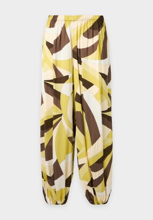 Pantalon ample avec taille et poignets élastiques, présentant un motif abstrait dans des tons jaunes, marron, beige et blanc.