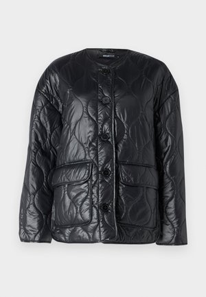 Črna, prešita jakna iz sijočega, gladkega materiala. Ima okroglo ovratnik, zapiranje na gumb in sprednje žepke.