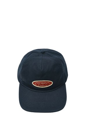 Casquette de baseball bleu foncé avec une visière incurvée et un patch ovale rouge à l'avant indiquant "Alternative Culture."