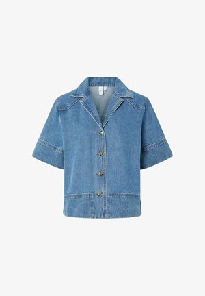 Lichtblauwe spijkerjack met korte mouwen, puntig kraag en vijfknops sluiting met decoratieve hardwareaccenten.