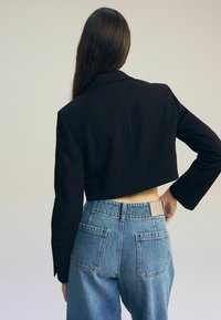 Next Blejzr - black