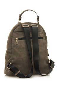 Sac à dos en simili cuir vert olive, de forme arrondie, avec des bretelles noires réglables, des détails en métal doré et une poche zippée à l'avant.