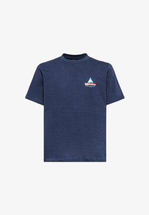Marineblauw katoenen T-shirt met een ronde hals, korte mouwen en een logo met een blauwe driehoek en rode tekst op de borst.