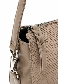 Borsa color beige con una finitura testurizzata e squamata e una tracolla intrecciata. Sono visibili dettagli in hardware argentato e una chiusura con zip.