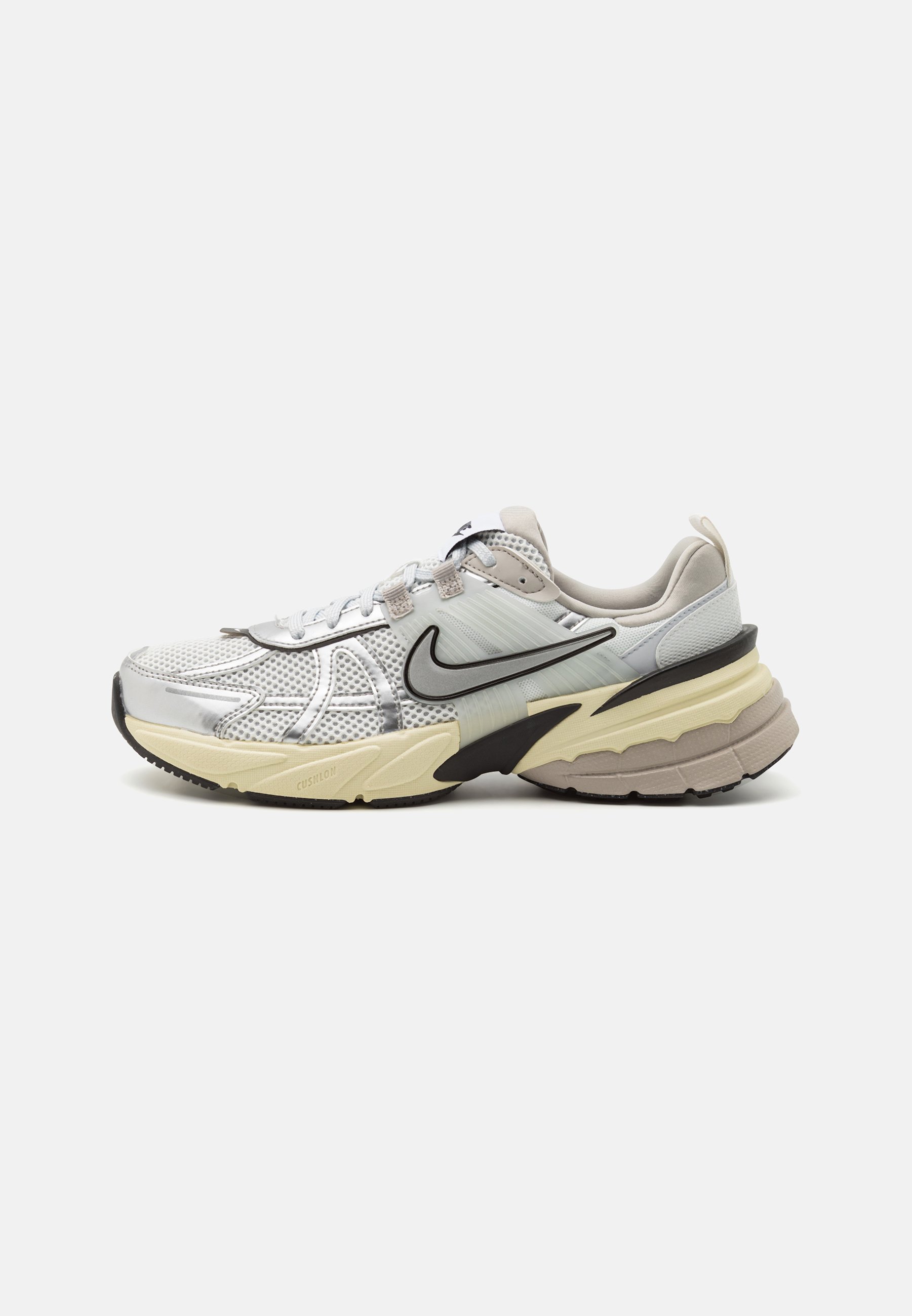 Nike Sportswear V2K RUN - Sneakers low - summit white/metallic 