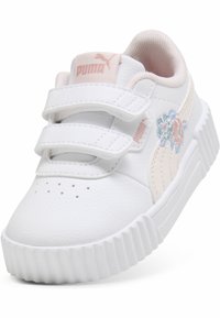 Weiße Kindersneaker mit einer strukturierten Lederoberfläche, ausgestattet mit zwei Klettverschlüssen und floraler Stickerei in Pastellfarben an der Seite.