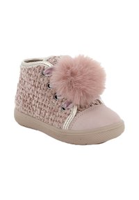 Scarpa alta in peluche rosa con corpo in tessuto intrecciato, accentata da un pompon in pelliccia sintetica, punta in suede rosa chiaro e suola in gomma. Fori per lacci e lacci color argento.