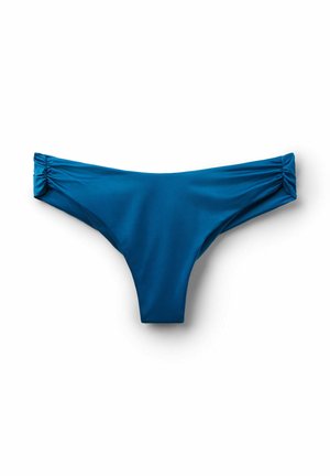 Blaue Bikinihose für Damen mit gerafften Seiten, flach auf weißem Hintergrund dargestellt.