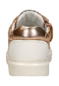 Achteraanzicht van een sneaker met een metallic roségouden hielkap, een witte textuur outsole en een gestreepte stoffen kraag in neutrale tinten.