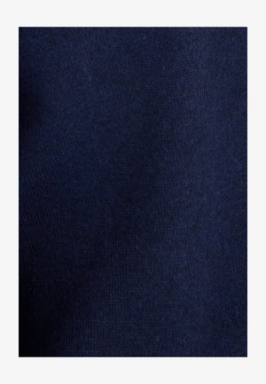 Marineblauwe stof met een gladde textuur, met een fijn breipatroon. Effen kleur met minimale variatie in het oppervlak.