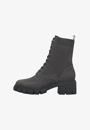 Des bottes de cheville en cuir gris présentent un design à lacets, une finition texturée et une semelle en caoutchouc épaisse avec des bords crantés pour une meilleure adhérence.