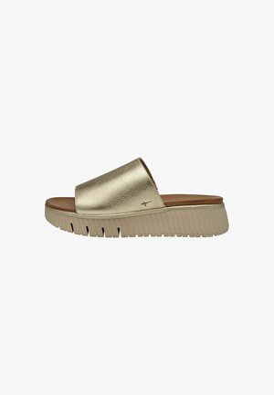Sandale à glissière texturée dorée avec une large sangle, une semelle intérieure marron et une semelle épaisse et crantée de couleur beige clair. Convient pour un usage décontracté.